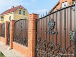 Кирпичный забор с ковкой  150 метров фото в Лобне