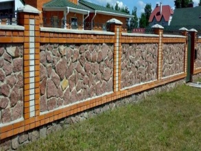 Кирпичный забор с камнем 12 метров фото в Лобне