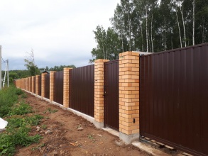 Кирпичный забор на ленточном фундаменте 12 метров фото в Лобне