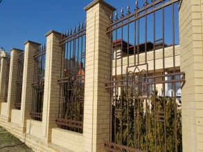 Кирпичный забор с ковкой  10 метров фото в Лобне