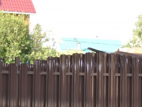 Забор из евроштакетника на ленточном фундаменте 10 метров фото в Лобне